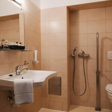 Rokusfalvy Birtok Vendeghaz 3* Etyek